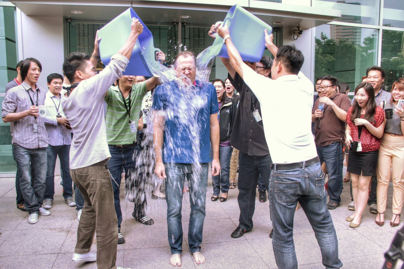 ซีอีโอดีแทคร่วมแคมเปญ Ice Bucket Challenge