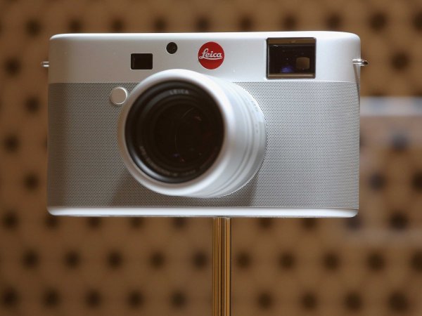 newson-and-ive-also-collaborated-on-this-special-edition-leica-like-your-iphone-it-too-has-little-ornament-and-only-a-few-buttons