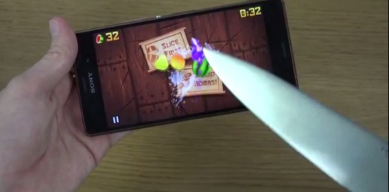 ของจริง! โชว์คลิปทดสอบความไวจอ Sony Xperia Z3 ด้วยมีดจริงไล่ฟันผลไม้ในเกม Fruit Ninja