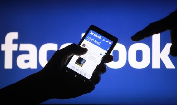 A smartphone user shows the Facebook application on his phone in the central Bosnian town of Zenica, in this photo illustration, May 2, 2013. 
Facebook Inc's mobile advertising revenue growth gained momentum in the first three months of the year as the social network sold more ads to users on smartphones and tablets, partially offsetting higher spending which weighed on profits. REUTERS/Dado Ruvic (BOSNIA AND HERZEGOVINA - Tags: SOCIETY SCIENCE TECHNOLOGY BUSINESS)