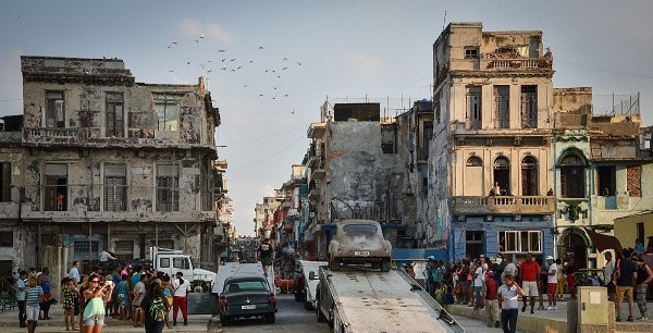 Cubans look at cars used during the shooting of Fast & Furious 8 in Havana, on April 28, 2016. / AFP / ADALBERTO ROQUE (Photo credit should read ADALBERTO ROQUE/AFP/Getty Images)