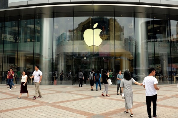 BEIJING, CHINA - JUNE 3: (CHINA OUT) Citizens walk into an Apple Store on June 3, 2016 in Beijing, China. Apple Inc. was recently listed as an enterprise of serious dishonesty and fined 50,000 yuan (about 7,612 USD dollar) by the Beijing Municipal Bureau of Statistics due to some discrepancies in their financial status and retail status in 2014. (Photo by VCG/VCG via Getty Images)