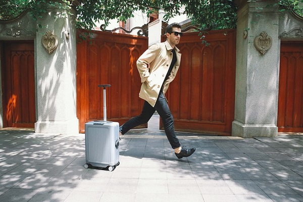 cowarobot-suitcase-designboom-01-818x545