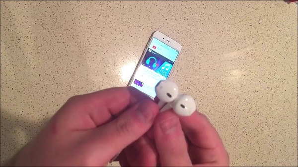 iPhone 7 EarPods Hands On - YouTube.MP4_000005292