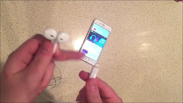 iPhone 7 EarPods Hands On - YouTube.MP4_000008325