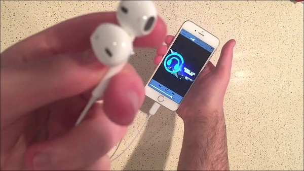 iPhone 7 EarPods Hands On - YouTube.MP4_000032974