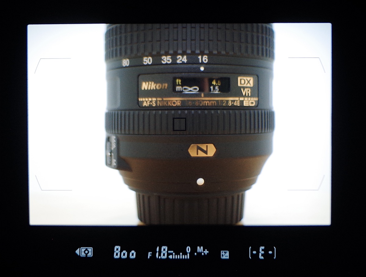 ภาพภายใน Viewfinder เห็นขอบเขตการโฟกัสที่กว้างเกือบเต็มเฟรม