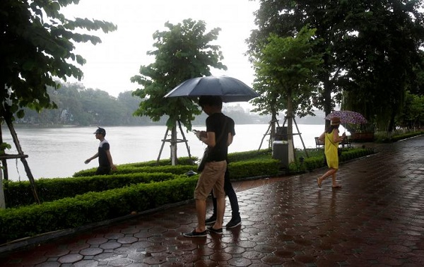 People play "Pokemon Go" by Hoan Kiem Lake in Hanoi, Vietnam, August 18, 2016. REUTERS/Kham