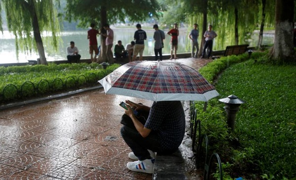 People play "Pokemon Go" by Hoan Kiem Lake in Hanoi, Vietnam, August 18, 2016. REUTERS/Kham