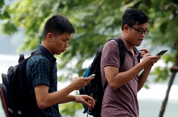 People play "Pokemon Go" by Hoan Kiem Lake in Hanoi, Vietnam, August 18, 2016. REUTERS/Kham