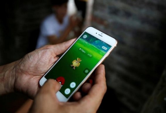 A man plays "Pokemon Go" by Hoan Kiem Lake in Hanoi, Vietnam, August 18, 2016. REUTERS/Kham