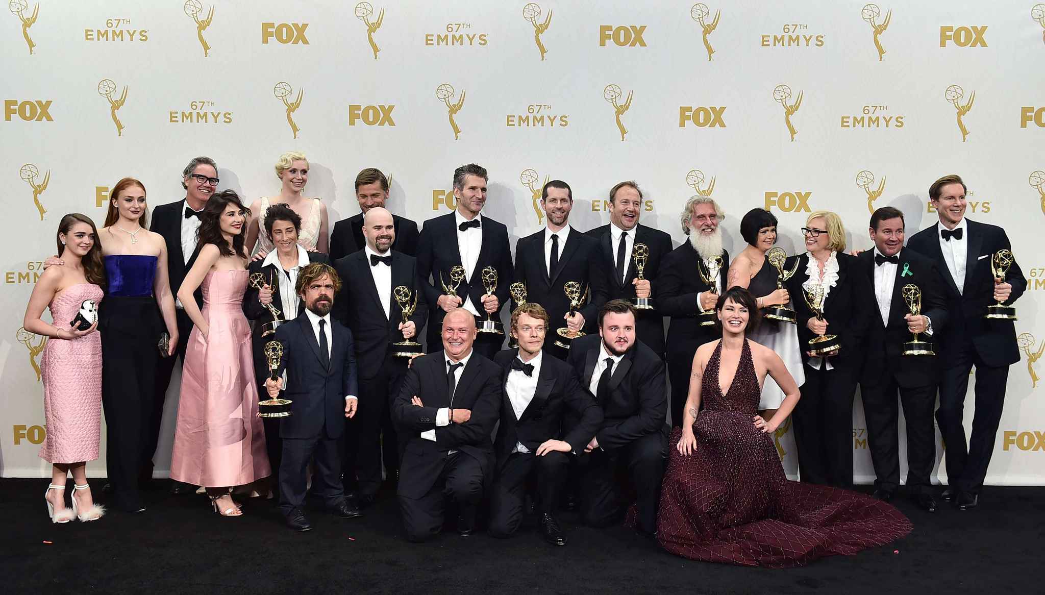 2048x1536-fit_the-cast-and-crew-of-game-of-thrones-winners-of-the-award-for-outstanding-drama-series-pose-in-the