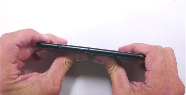 iphone-7-scratch-test-bend-test-durability-video-mp4_000310095