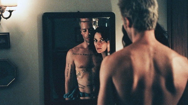 Memento (2000) | Pers: Guy Pearce, Carrie-Anne Moss | Dir: Christopher Nolan | Ref: MEM016AR | Photo Credit: [ The Kobal Collection / Summit Entertainment ] | Editorial use only related to cinema, television and personalities. Not for cover use, advertising or fictional works without specific prior agreement