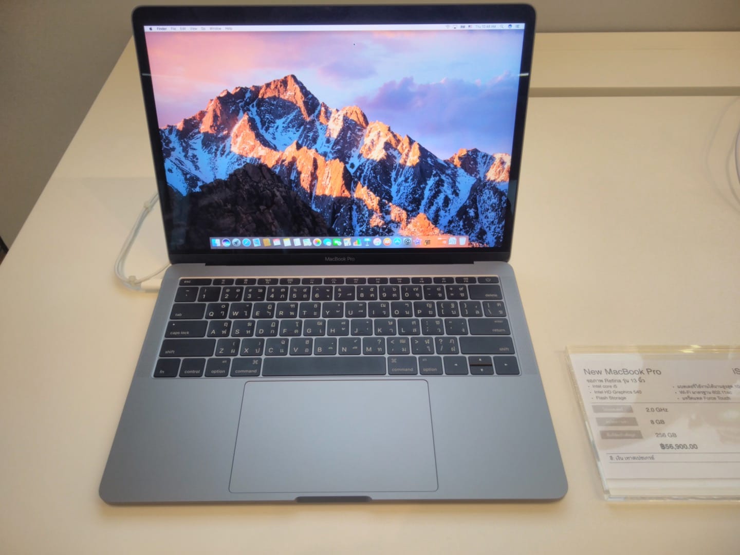 จับมาแล้วมาเล่า! เว็บแบไต๋ลองสัมผัส Macbook Pro รุ่นใหม่