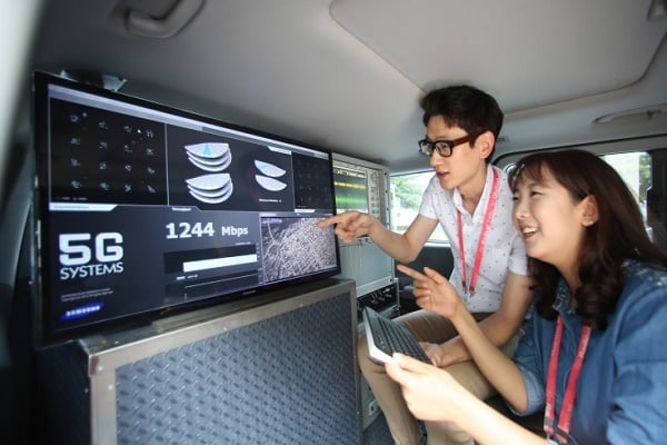 samsung-engineers-prepare-for-5g-test-on-race-track-1-735x490