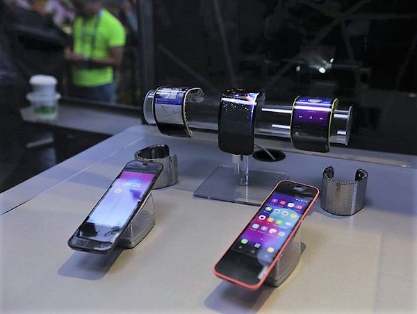 lenovo-flexible-bendable-display-techworld-2016-1-0