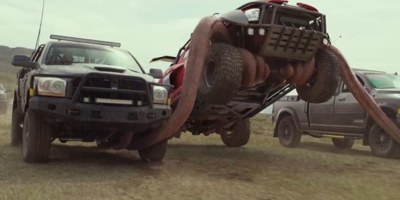 MONSTER TRUCKS – มอนสเตอร์เพื่อนรักที่พาพระเอก พุ่งสปีด บดขยี้รถถล่มทลายแบบนับไม่ถ้วน !