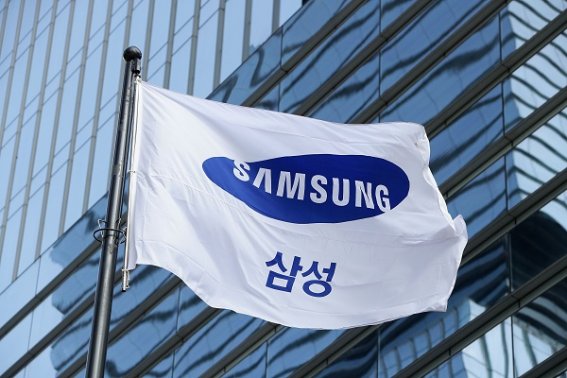 SEOUL, SOUTH KOREA - JANUARY 12:  A Samsung flag flies outside the company's headquarters on January 12, 2017 in Seoul, South Korea. The independent counsel team investigating the peddling scandal involving South Korean President Park Geun-hye and her confidant Choi Soon-sil summoned Samsung Group Vice Chairman Lee Jae-yong for questioning on charges of perjury as he allegedly lied about the money Samsung donated to Choi through multiple channels in the parliamentary hearings last month.  (Photo by Chung Sung-Jun/Getty Images)