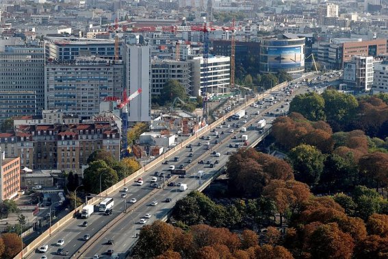 Rush hour traffic fills the ring road in Paris, France, September 21, 2017. REUTERS/Charles Platiau