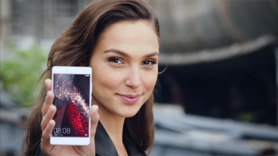 Gal Gadot ทวีตข้อความโฆษณามือถือหัวเว่ย แต่ดันโพสต์จากไอโฟนซะงั้น!