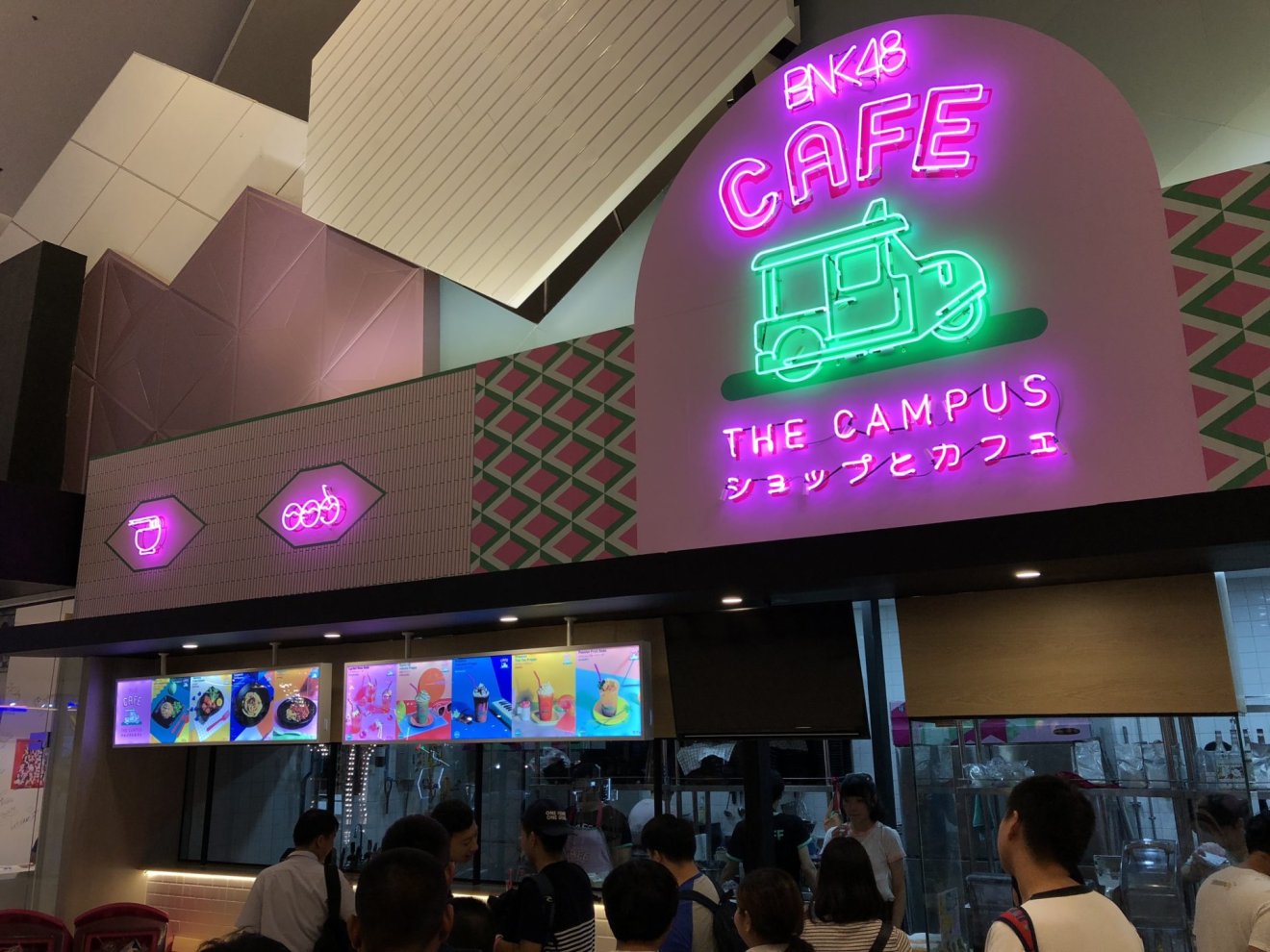 1 ชั่วโมงกับ BNK48 Café