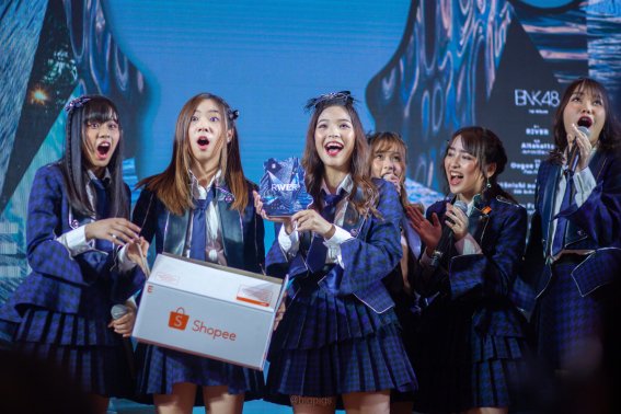 (มีคลิป) Shopee เปิดตัว “BNK48 Official Shop” พร้อมเผยปก BNK48 1st Album “RIVER”