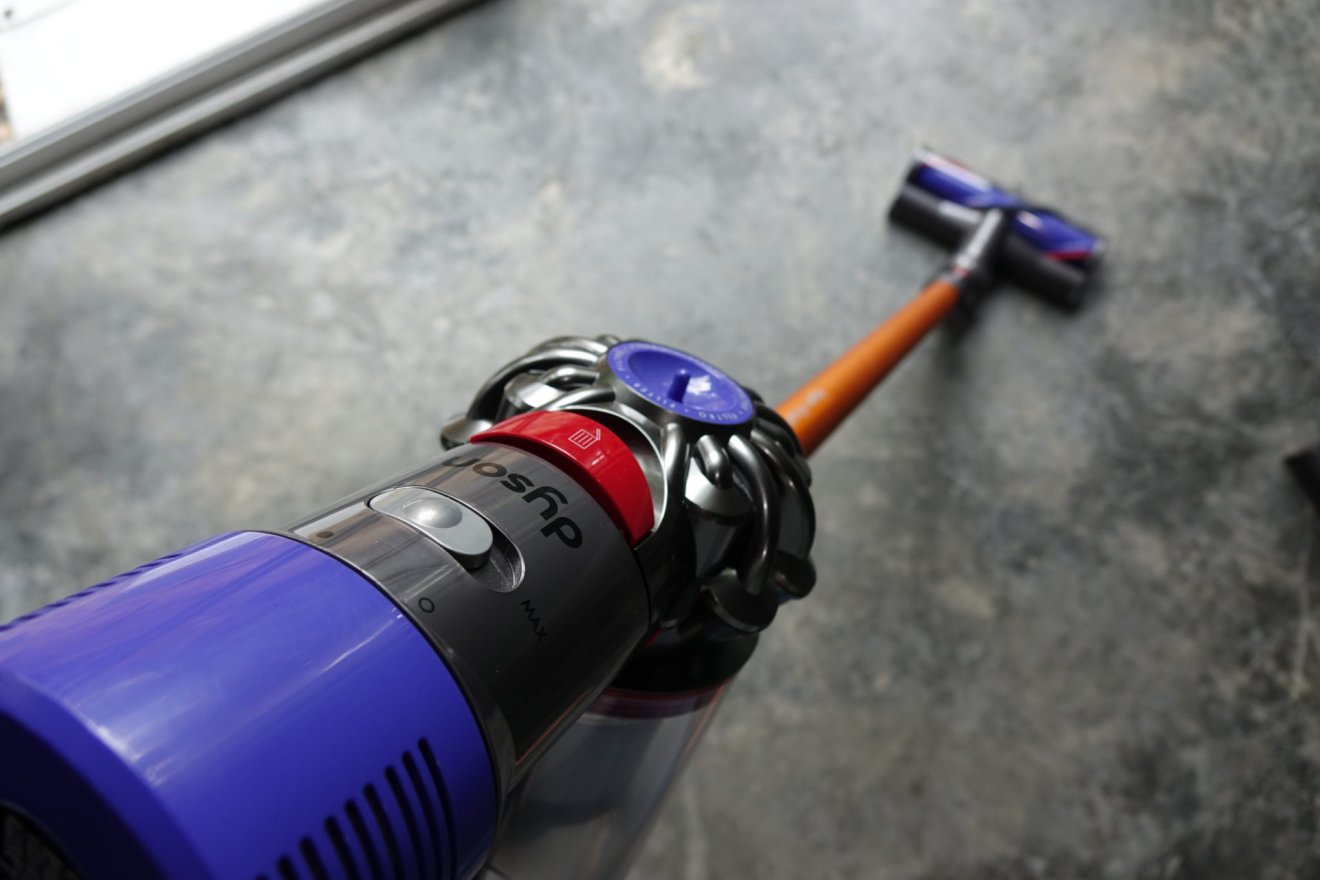 รีวิวเครื่องดูดฝุ่นไร้สายตัวท็อป Dyson V8 Carbon Fibre สินค้ายอดรักคุณพ่อบ้าน!