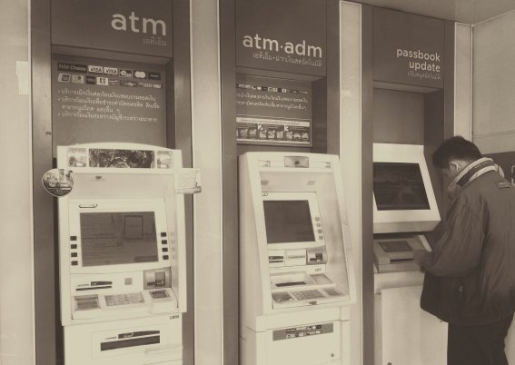 ธนาคารเตรียมถกแบงค์ชาติ หาแนวทางเก็บค่าธรรมเนียมกดเงิน ATM และใช้บริการเคาน์เตอร์