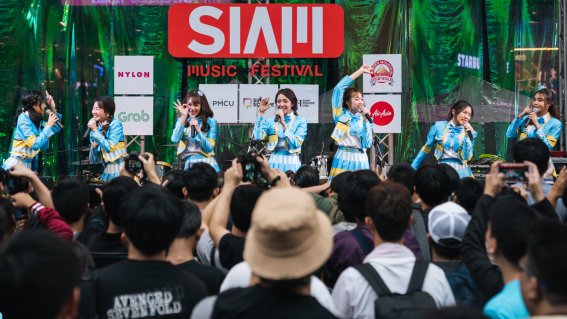 7th Sense อวดชุดน่ารัก น่ามอง “จ้องตา” ครั้งแรกในงาน Siam Music Festival 2018