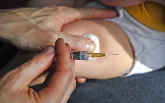 A doctor injects a vaccine to a baby on October 31, 2017 in Quimper, western France.
The extansion from three to eleven mandatory vaccines for children was voted at the French Assembly on October 27, a measure which is challenged by anti-vaccine groups. / AFP PHOTO / FRED TANNEAU        (Photo credit should read FRED TANNEAU/AFP/Getty Images)