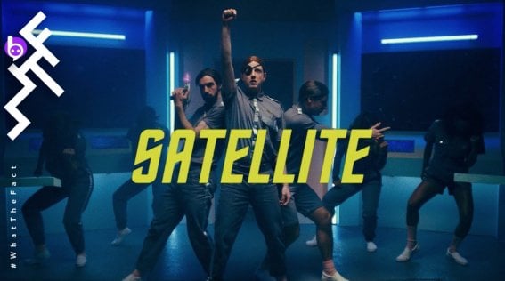 “Satellite” จาก Two Door Cinema Club  MV สายฮาคารวะแด่เรโทรไซไฟ