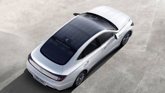 Hyundai เปิดตัวรถยนต์ Sonata Hybrid ที่หลังคาเป็นแผงโซลาร์เซลล์ผลิตไฟฟ้าเก็บลงในแบตเตอรี