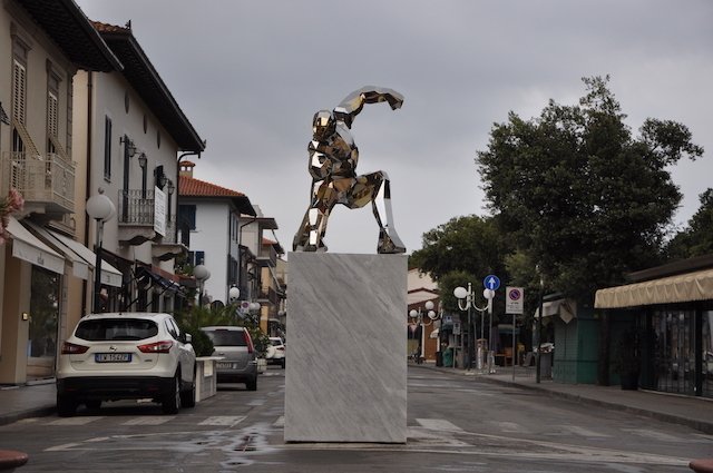 อนุสาวรีย์ Iron Man เมือง Forte dei Marmi ใน Tuscany