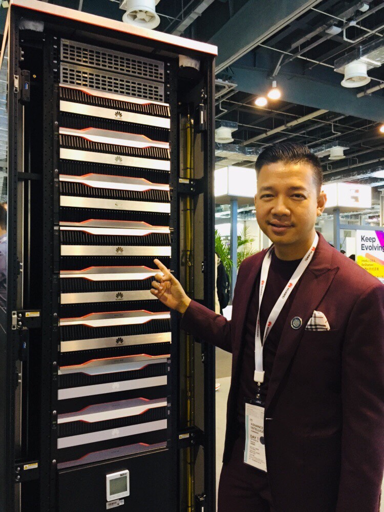 หนุ่ย พงศ์สุข สัมผัส Server สำหรับ AI ตัวเป็น ๆ ในงาน HUAWEI CONNECT 2019