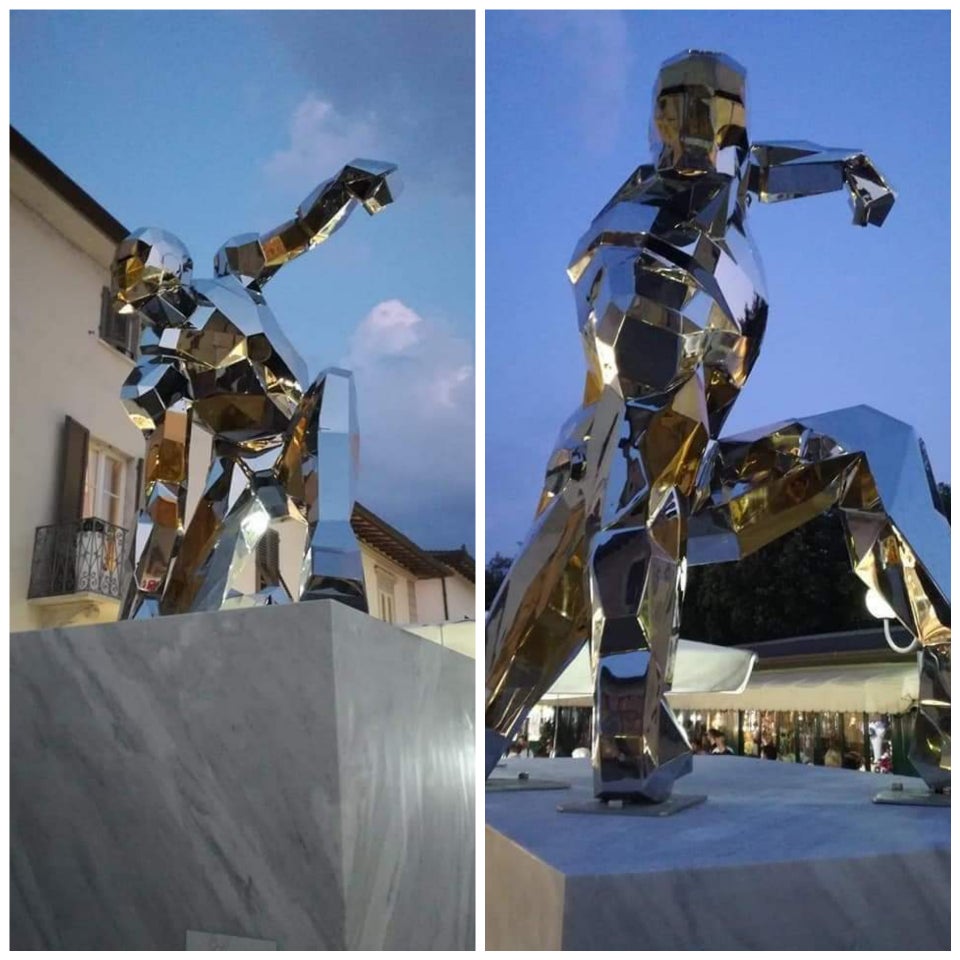 อนุสาวรีย์ Iron Man เมือง Forte dei Marmi ใน Tuscany