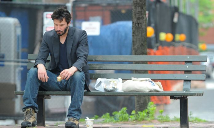 ภาพที่คุ้นตาของ Reeves ดาราติดดินนั่งกินอาหารริมถนนใน New York (ปี 2010)