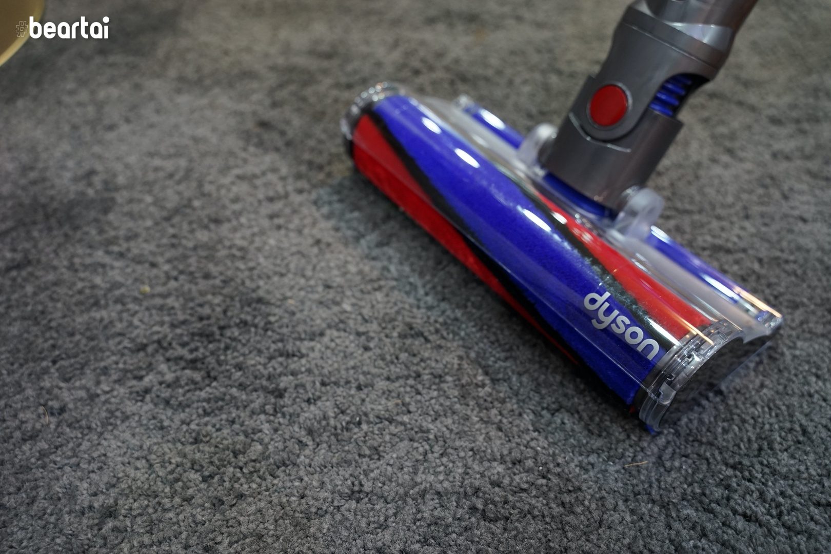 หัวดูด Fluffy ของ Dyson V11 สำหรับดูดพื้นแข็ง ไม่เหมาะเอาไปดูดพรมแบบนี้นะ