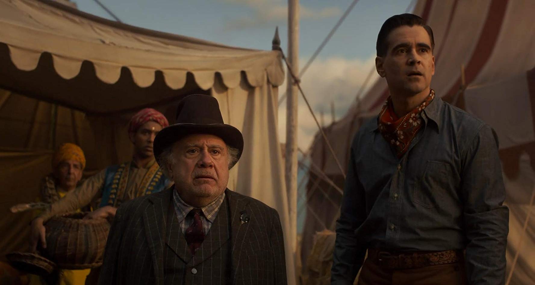 Danny DeVito และ Collin Farrell ในหนังของ Tim Burton เรื่อง Dumbo (2019)