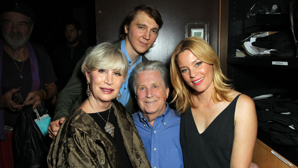 Brian Wilson ถ่ายภาพร่วมกับ Paul Dano และ Elizabeth Banks