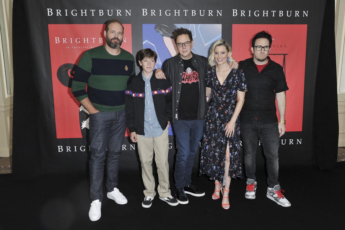 James Gunn และน้องชาย 2 คนผู้อยู่เบื้องหลัง ถ่ายรวมกับนักแสดงของ Brightburn