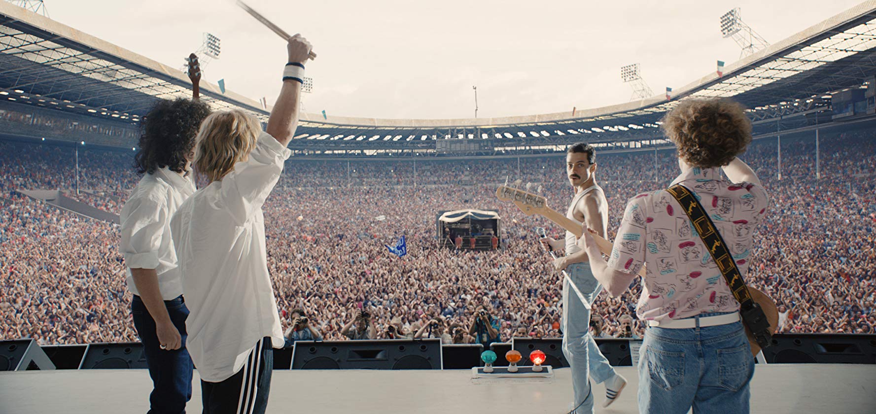 ทีมนักแสดงที่่รับบทเป็นวง Queen บนเวทีคอนเสิร์ต Live Aid 1985