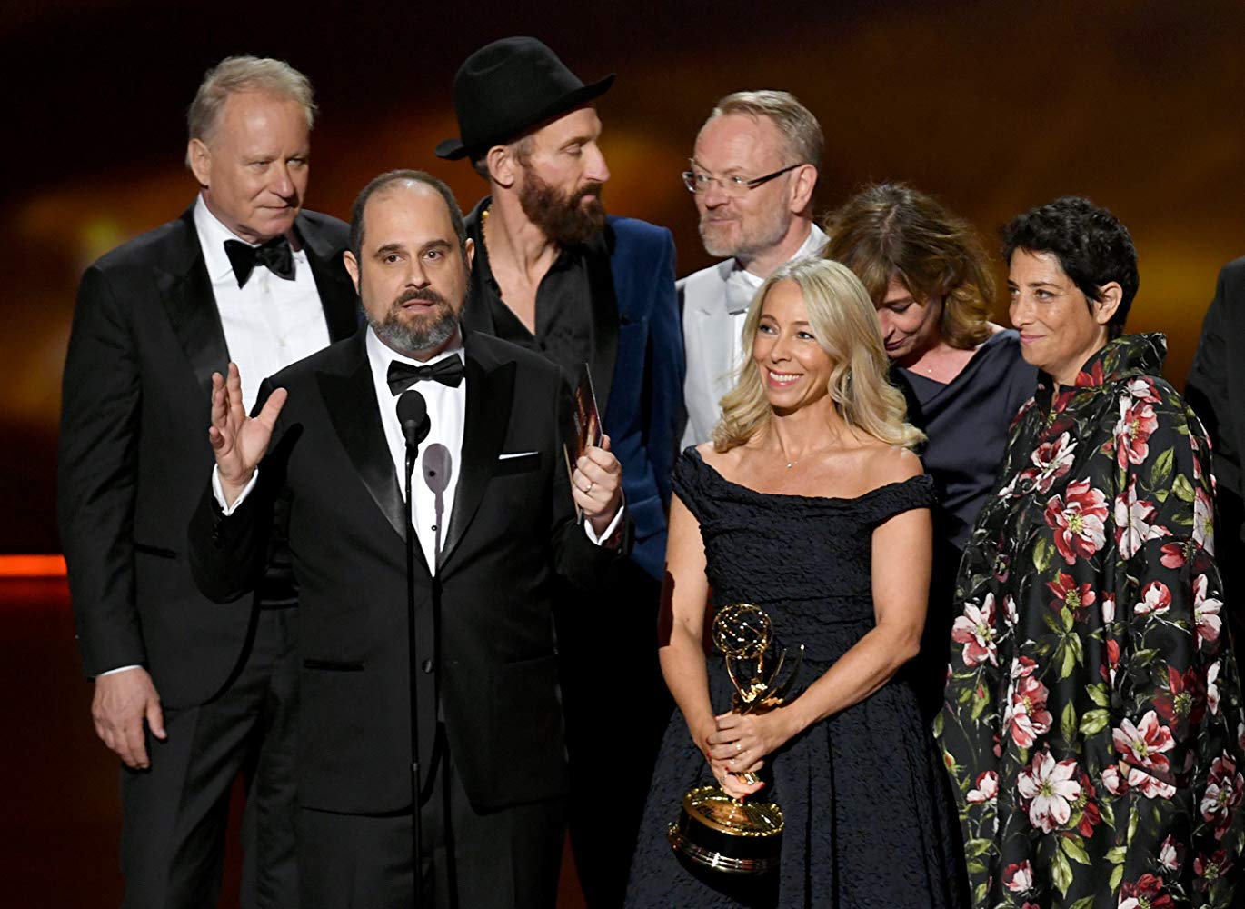 Craig Mazin และทีมนักแสดงจาก Chernobyl ตอนขึ้นรับรางวัลเอ็มมี่