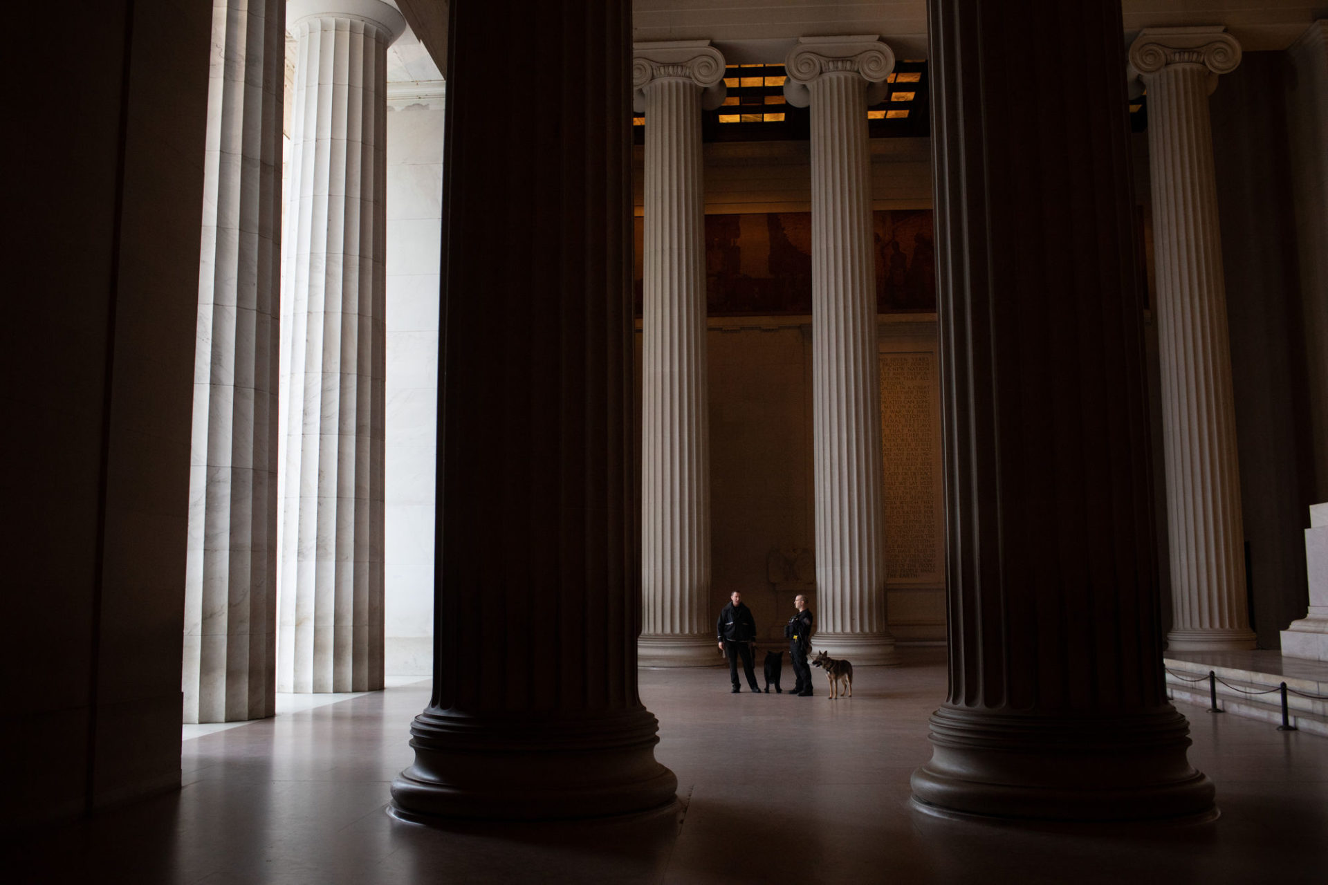 กรุงวอชิงตัน ดีซี ในหน้าที่ผู้คนจะมาดูซากุระบานที่ Lincoln Memorial ไม่เคยเงียบกริบขนาดนี้