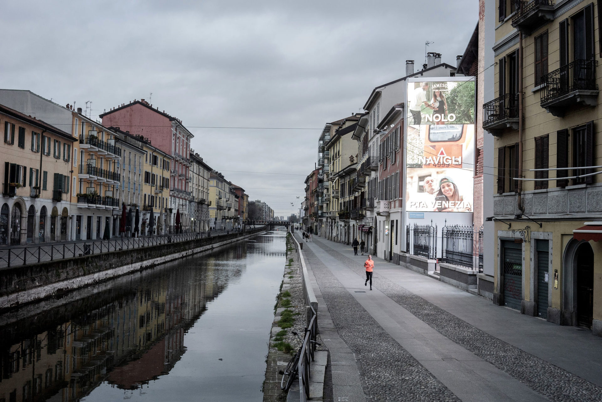 ย่าน Navigli ในเมืองมิลาน ประเทศอิตาลี ที่ผู้คนจะมาสังสรรค์กันช่วงท้ายวันในวันที่ว่างเปล่าไม่มีคน