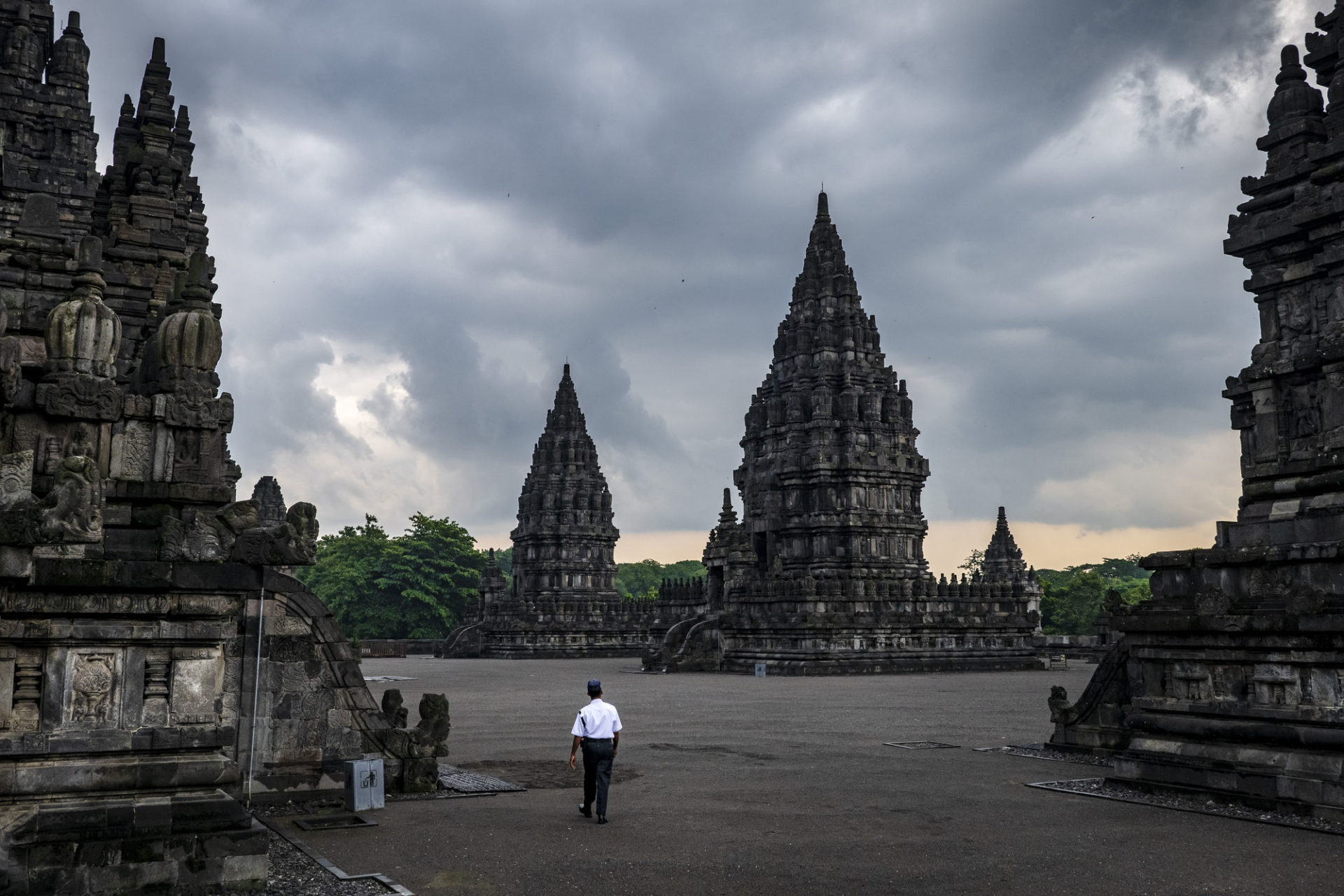 โบราณสถานในเมืองยอกยาการ์ตา ประเทศอินโดนิเซีย ที่เหลือแต่เจ้าหน้าที่รักษาความปลอดภัยดูแล