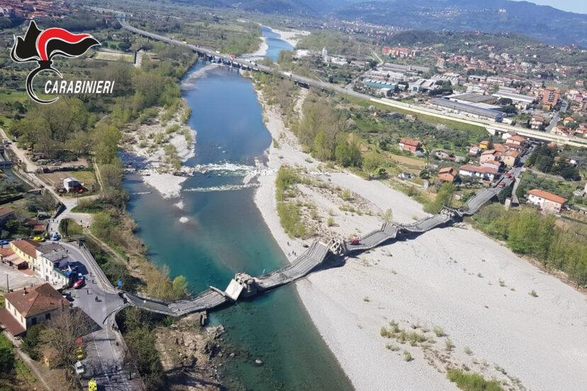 ภาพเหตุการณ์สะพานความยาว 260 เมตรถล่มทางตอนเหนือของประเทศอิตาลี