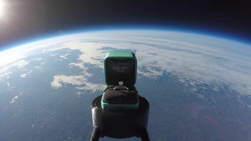 ภาพแหวนขอแต่งงานที่สุดขอบโลก บริการถ่ายวิดีโอและส่งขึ้นไปโดย Sent Into Space