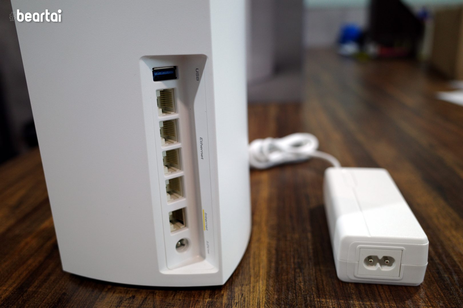 พอร์ตแลนด้านหลังของ Linksys Velop MX5 นั้นมีมาให้เยอะมาก และมีพอร์ต USB 3.0 ด้วย พร้อมอแดปเตอร์จ่ายไฟแบบใหม่