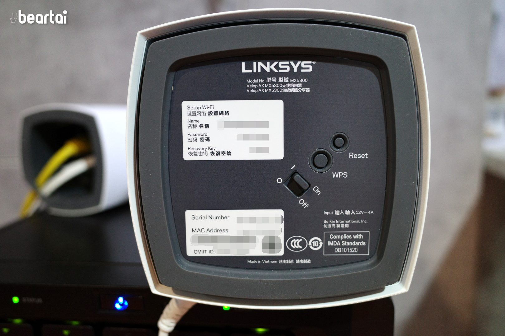 ด้านใต้ของ Linksys Velop MX5 จะเป็นสวิทซ์เปิด-ปิด ปุ่มรีเซ็ต ปุ่มต่อ WPS